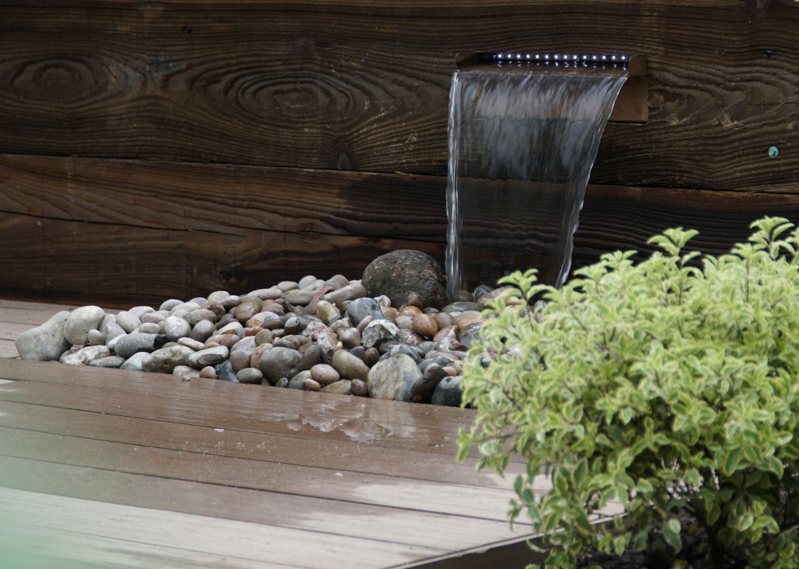 Decorative waterfall feature